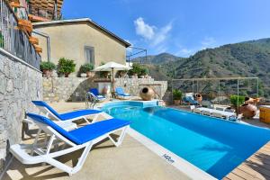 een villa met een zwembad en een huis bij Vasilikis House in Kalopanayiotis