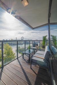 einen Balkon mit einem Sofa, einem Tisch und Aussicht in der Unterkunft Apartament Amber centrum in Danzig