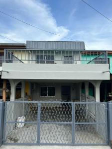 ein Haus mit einem Zaun davor in der Unterkunft JL Homestay Taman Pertama Satu in Lahad Datu