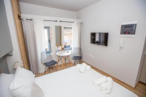 A bed or beds in a room at ΟNIRO Comfort Living
