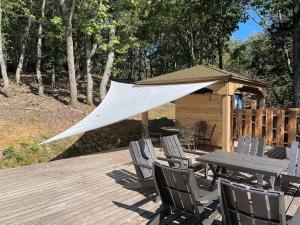 eine Holzterrasse mit einem Picknicktisch und einem Pavillon in der Unterkunft North Villge Hirugano - Vacation STAY 21286v in Gujō