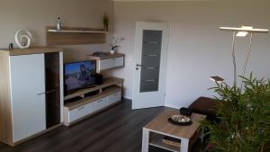 TV a/nebo společenská místnost v ubytování Sunny