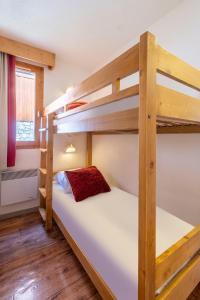 - une chambre avec 2 lits superposés dans l'établissement Résidence Pierre & Vacances Les Sentiers du Tueda, à Méribel