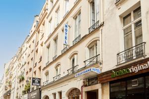 un bâtiment avec un panneau sur son côté dans l'établissement Hôtel Tiquetonne, à Paris
