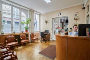 Ein Mann steht an einem Tresen in einem Salon. in der Unterkunft Hôtel Tiquetonne in Paris