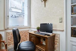 an office with a desk with a computer on it at Hôtel Tiquetonne in Paris
