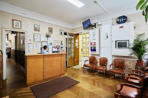 un bar dans un restaurant avec un homme assis à un comptoir dans l'établissement Hôtel Tiquetonne, à Paris