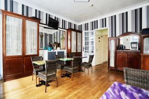 - une salle à manger avec une table et des chaises dans l'établissement Hôtel Tiquetonne, à Paris