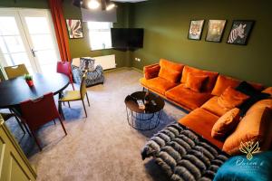 a living room with a couch and a table at Cheerful Queens Quarters Boutique Rooms in Hartford