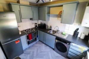 a kitchen with a sink and a dishwasher at Cheerful Queens Quarters Boutique Rooms in Hartford +20 photos