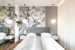 a bedroom with two beds and a mural at Apartament Amber Centrum Lux in Gdańsk