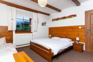 un dormitorio con una cama y una ventana en Privat Bachledova dolina, en Ždiar