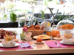 Options de petit-déjeuner proposées aux clients de l'établissement Le Jardin De La Tuilerie