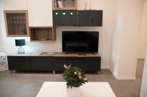 a living room with a tv and a table at Perla Vacanza in Santa Marinella