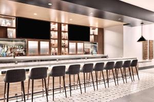 un bar con sgabelli neri in una stanza di Hyatt Place Phoenix/Downtown a Phoenix