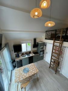 cocina con mesa en el centro de una habitación en Happy casita Disneyland Paris, en Chalifert