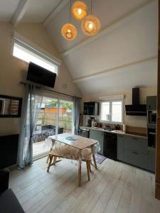 cocina con mesa en el centro de una habitación en Happy casita Disneyland Paris, en Chalifert