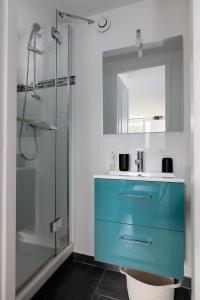 ein Badezimmer mit einem blauen Waschbecken und einer Dusche in der Unterkunft Paris 15 min VILLA ORNELLA in Savigny-sur-Orge