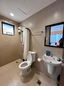 La salle de bains est pourvue de toilettes et d'un lavabo. dans l'établissement Casa Coron Hotel, à Coron