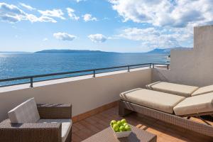 een balkon met uitzicht op de oceaan bij Valamar Meteor Hotel in Makarska