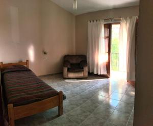 une chambre avec un lit, une chaise et une fenêtre dans l'établissement Casa de Campo, à San Rafael 14 autres photos