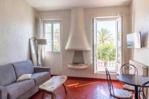 a living room with a couch and a table at Appartements Vivo in Cagnes-sur-Mer