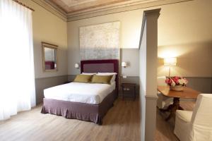 een slaapkamer met een bed en een tafel en een bed sidx sidx sidx bij Hotel donna Francesca in Rome