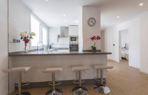 a kitchen with a counter and stools in a room at Luxe Vista Histórico 5 rooms 4 baños in Jerez de la Frontera