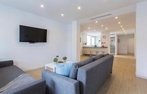 a living room with two couches and a flat screen tv at Luxe Vista Histórico 5 rooms 4 baños in Jerez de la Frontera