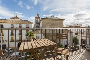drewniany stół i krzesło na balkonie w obiekcie Luxe Vista Histórico 5 rooms 4 baños w mieście Jerez de la Frontera