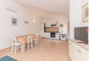 cocina y comedor con mesa y sillas en La Dimora Di Montelittu With AC - Happy Rentals, en Loiri