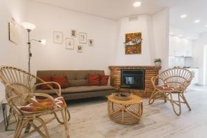 uma sala de estar com um sofá e cadeiras e uma lareira em Best Houses 65 - Sea & Surf House Consolação na Consolação
