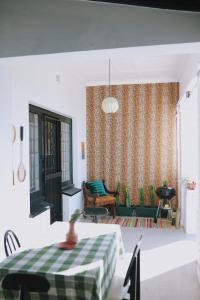 sala de estar con mesa y sofá en HARBOUR VIEW FUNKY AND ECLECTIC TWO BEDROOM HOME en Mossel Bay