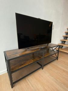 una grande TV a schermo piatto seduta sopra un tavolo di Loft 53 a Goldkronach