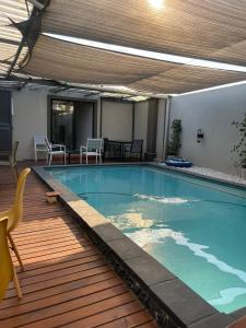 una piscina en una terraza con sillas y mesas en Mo'Acress Lifestyle, 