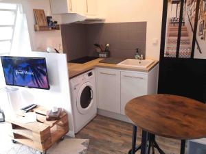 Photo de la galerie de l'établissement L'INTIMISTE à Saint Lô - Atypique - Studio Duplex Privé tout équipé - Gare - Centre - Parking gratuit - Entrée autonome - Chambre en mezzanine - Wifi - Netflix - Lave-linge, à Saint Lo