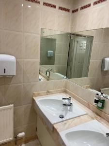 Loftsome Bridge Hotel的一间浴室