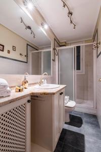 a bathroom with a sink and a shower and a toilet at dobohomes - Orense in Madrid