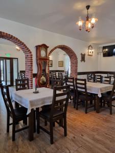 une salle à manger avec des tables et une horloge grand-père dans l'établissement Dor de Han, 