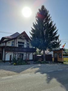 una casa con un albero di fronte di Dor de Han 