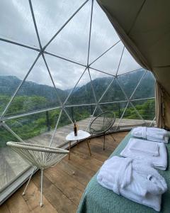 Nespecifikovaný výhled na hory nebo výhled na hory při pohledu z luxury tent