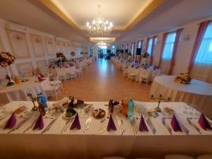 - une salle de banquet avec des tables et des chaises blanches dans l'établissement Dor de Han, 