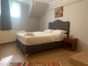 Un dormitorio con una cama grande y una ventana en Pine Stone Apart Hotel Sultanahmet, en Estambul