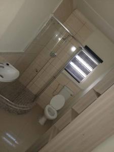 łazienka z toaletą i oknem w obiekcie Comfy hidden home in Mthatha w mieście Mthatha
