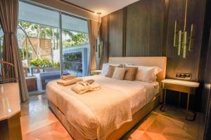 Cama ou camas em um quarto em Private Pool Apt. Five Palm Jumeirah up to 6guest