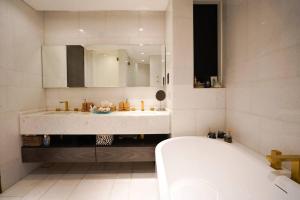 Um banheiro em Private Pool Apt. Five Palm Jumeirah up to 6guest