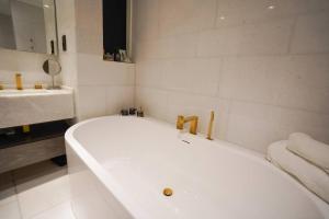 Um banheiro em Private Pool Apt. Five Palm Jumeirah up to 6guest