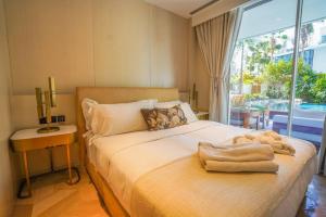 Cama ou camas em um quarto em Private Pool Apt. Five Palm Jumeirah up to 6guest