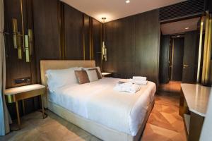 Cama ou camas em um quarto em Private Pool Apt. Five Palm Jumeirah up to 6guest
