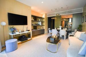 Uma TV ou centro de entretenimento em Private Pool Apt. Five Palm Jumeirah up to 6guest